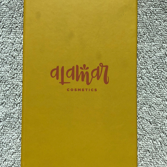 NEW! Alamar Cosmetics Palette - Picture 2 of 3